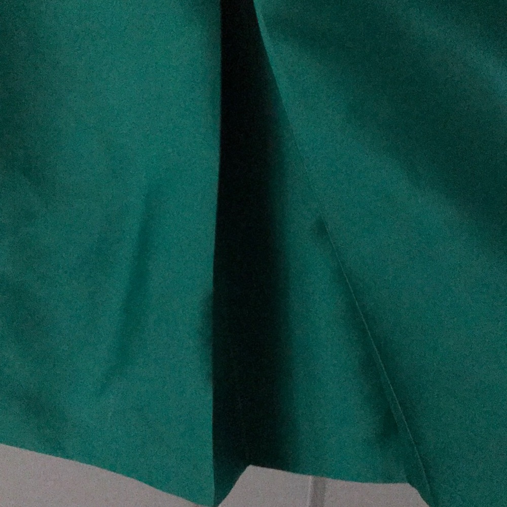 This green dress is in perfect condition. - Picture 3 of 6